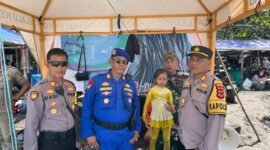 Kesigapan petugas Sat Polairud Polres Sukabumi berhasil mempertemukan seorang anak yang terpisah dari orang tuanya di Pantai Karang Hawu. Berkat koordinasi cepat, anak tersebut kembali ke pelukan ibunya dalam keadaan selamat.