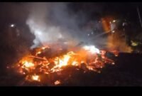 Tragedi kebakaran melanda sebuah rumah panggung di Desa Caringinnunggal, Kecamatan Waluran, Sukabumi. Seorang lansia berusia 80 tahun meninggal dunia setelah terjebak di dalam rumah saat api melalap bangunan pada Jumat malam.