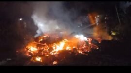 Tragedi kebakaran melanda sebuah rumah panggung di Desa Caringinnunggal, Kecamatan Waluran, Sukabumi. Seorang lansia berusia 80 tahun meninggal dunia setelah terjebak di dalam rumah saat api melalap bangunan pada Jumat malam.
