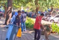 Libur Lebaran bukan halangan bagi petugas kebersihan Disperkim Kabupaten Sukabumi untuk terus menjaga kebersihan RTH Pantai Citepus.