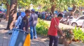 Libur Lebaran bukan halangan bagi petugas kebersihan Disperkim Kabupaten Sukabumi untuk terus menjaga kebersihan RTH Pantai Citepus.