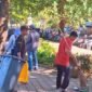 Libur Lebaran bukan halangan bagi petugas kebersihan Disperkim Kabupaten Sukabumi untuk terus menjaga kebersihan RTH Pantai Citepus.