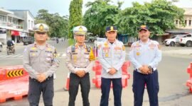 Rekayasa lalu lintas dilakukan di Simpang Damkar, Sukabumi, dengan pemasangan bunderan sementara sebagai solusi mengatasi kemacetan akibat traffic light yang sedang dalam perbaikan.