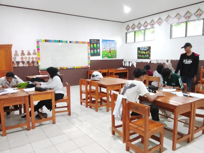 PKBM Muslim Cendikia sukses melaksanakan PSAJ Paket C Tahun 2025 yang diikuti oleh 115 peserta didik secara luring dan daring. Kegiatan ini menjadi momen penting dalam perjalanan pendidikan kesetaraan, sekaligus bukti semangat belajar yang tinggi dari para peserta.
