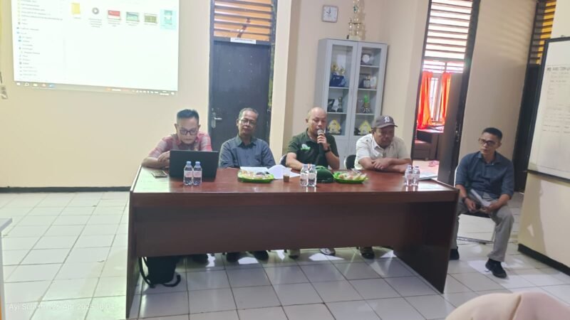 Semangat membangun ekonomi kerakyatan! Pemerintah Kelurahan Palabuhanratu bersama LPM menggelar rapat persiapan pembentukan Koperasi Merah Putih, sebagai tindak lanjut dari program nasional untuk memperkuat kemandirian ekonomi desa dan kelurahan.