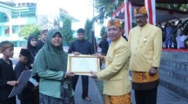 Ketua DPRD Kabupaten Sukabumi Budi Azhar Mutawali, S.IP menghadiri Upacara Peringatan Hardiknas 2025 di Alun-alun Palabuhanratu.