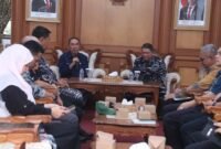 Komandan Lanal Bandung, Kolonel Laut (P) Muhamad Taufik, melakukan kunjungan kerja ke Sukabumi sebagai bentuk respon cepat TNI AL terhadap bencana alam.
