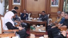 Komandan Lanal Bandung, Kolonel Laut (P) Muhamad Taufik, melakukan kunjungan kerja ke Sukabumi sebagai bentuk respon cepat TNI AL terhadap bencana alam.