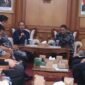 Komandan Lanal Bandung, Kolonel Laut (P) Muhamad Taufik, melakukan kunjungan kerja ke Sukabumi sebagai bentuk respon cepat TNI AL terhadap bencana alam.