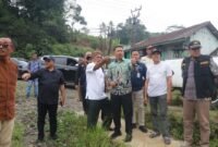 Wakil Bupati Sukabumi, H. Andreas, meninjau kondisi ruas jalan eksisting di Kecamatan Ciambar sekaligus menganalisis dampak positif dari pembangunan akses jalan baru.