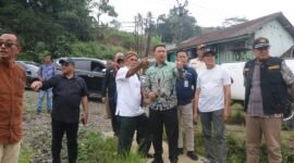 Wakil Bupati Sukabumi, H. Andreas, meninjau kondisi ruas jalan eksisting di Kecamatan Ciambar sekaligus menganalisis dampak positif dari pembangunan akses jalan baru.