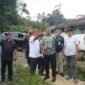 Wakil Bupati Sukabumi, H. Andreas, meninjau kondisi ruas jalan eksisting di Kecamatan Ciambar sekaligus menganalisis dampak positif dari pembangunan akses jalan baru.