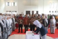 Bupati Sukabumi H. Asep Japar menghadiri pelantikan pengurus IBI Kabupaten Sukabumi dan meluncurkan sistem digital Srikandi.