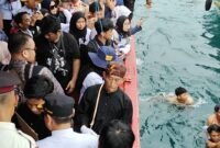 Ribuan warga dan nelayan Palabuhanratu larut dalam kekhidmatan tradisi Larung Saji dalam rangka Hari Nelayan ke-65. Upacara laut ini tak sekadar seremonial, melainkan bentuk nyata pelestarian laut dan harapan akan keberkahan hidup.
