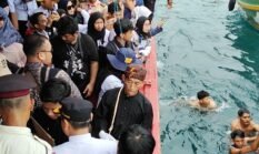 Larung saji atau Upacara Laut Tradisi yang ada di setiap peringatan Hari Nelayan palabuhanratu .