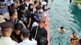 Ribuan warga dan nelayan Palabuhanratu larut dalam kekhidmatan tradisi Larung Saji dalam rangka Hari Nelayan ke-65. Upacara laut ini tak sekadar seremonial, melainkan bentuk nyata pelestarian laut dan harapan akan keberkahan hidup.