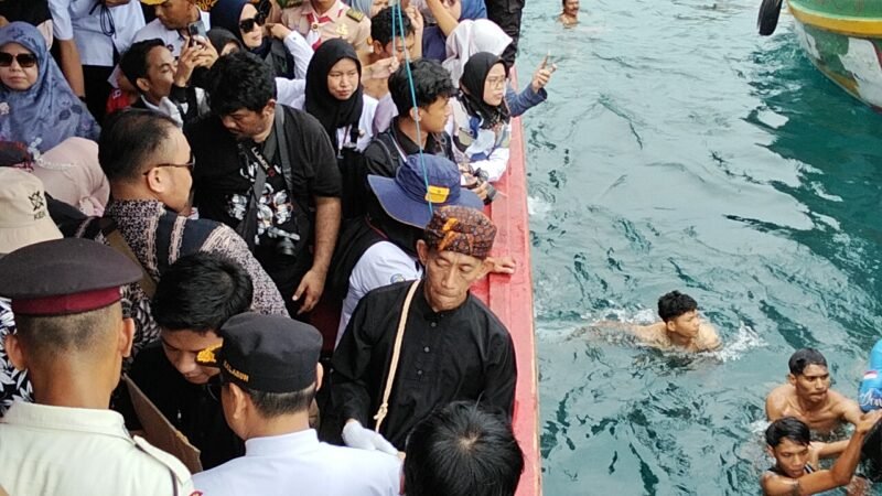 Ribuan warga dan nelayan Palabuhanratu larut dalam kekhidmatan tradisi Larung Saji dalam rangka Hari Nelayan ke-65. Upacara laut ini tak sekadar seremonial, melainkan bentuk nyata pelestarian laut dan harapan akan keberkahan hidup.