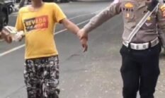 Polisi Evakuasi Pemuda di Jalan Siliwangi Palabuhanratu Demi Cegah Kecelakaan