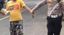 Aksi cepat Sat Lantas Polres Sukabumi evakuasi seorang pemuda di Jalan Siliwangi, Palabuhanratu, demi mencegah kecelakaan.
