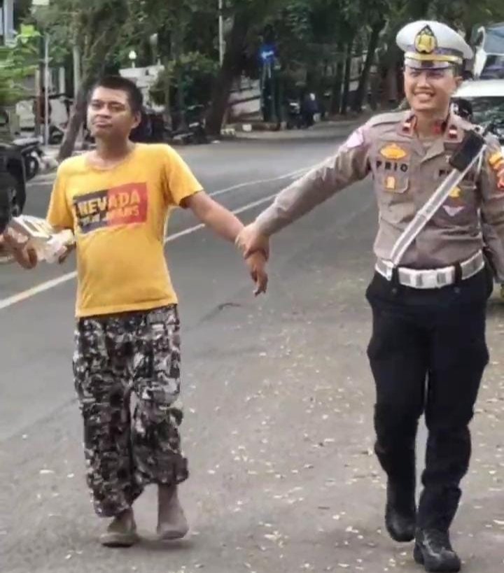 Aksi cepat Sat Lantas Polres Sukabumi evakuasi seorang pemuda di Jalan Siliwangi, Palabuhanratu, demi mencegah kecelakaan.