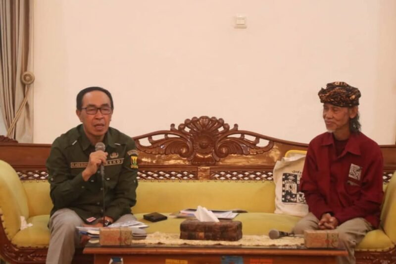 Sekda Kabupaten Sukabumi, Ade Suryaman, menerima audiensi Yayasan Suku Raga di Pendopo Sukabumi.