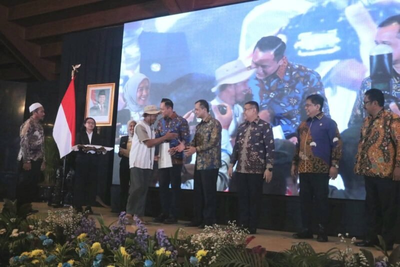 Bupati Sukabumi H. Asep Japar mendampingi Menko Bidang Infrastruktur dan Pembangunan Kewilayahan H. Agus Harimurti Yudhoyono
