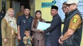 Wakil Bupati Sukabumi H. Andreas menyerahkan santunan secara simbolis kepada keluarga berisiko stunting dalam rangka peringatan Hari Keluarga Nasional ke-32 Tahun 2025.