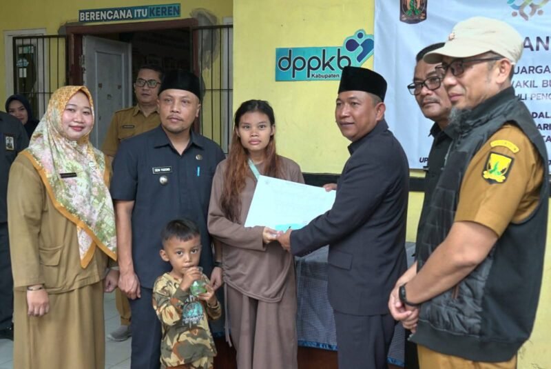 Wakil Bupati Sukabumi H. Andreas menyerahkan santunan secara simbolis kepada keluarga berisiko stunting dalam rangka peringatan Hari Keluarga Nasional ke-32 Tahun 2025.