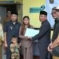 Wakil Bupati Sukabumi H. Andreas menyerahkan santunan secara simbolis kepada keluarga berisiko stunting dalam rangka peringatan Hari Keluarga Nasional ke-32 Tahun 2025.