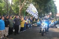 Bupati Sukabumi H. Asep Japar membagikan sembako bergizi kepada keluarga berisiko stunting di Pendopo