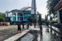 Petugas Damkar Palabuhanratu melakukan penyemprotan di Alun-Alun sebagai persiapan pelaksanaan Salat Iduladha 1446 H.