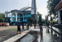 Petugas Damkar Palabuhanratu melakukan penyemprotan di Alun-Alun sebagai persiapan pelaksanaan Salat Iduladha 1446 H.