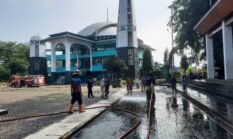 Personil Damkar Palabuhanratu Semprot Alun-Alun untuk Persiapan Salat Iduladha 1446 H