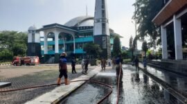 Petugas Damkar Palabuhanratu melakukan penyemprotan di Alun-Alun sebagai persiapan pelaksanaan Salat Iduladha 1446 H.