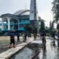 Petugas Damkar Palabuhanratu melakukan penyemprotan di Alun-Alun sebagai persiapan pelaksanaan Salat Iduladha 1446 H.