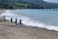 Ombaknya tenang, pemandangannya memukau.