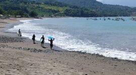 Ombaknya tenang, pemandangannya memukau.