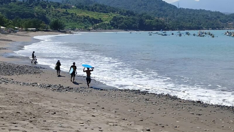 Ombaknya tenang, pemandangannya memukau.