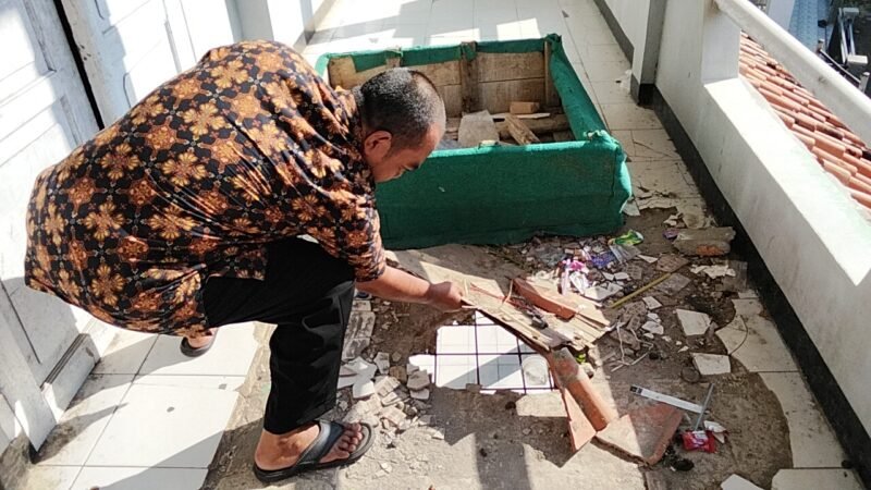 Kondisi empat ruang kelas di MAN 2 Sukabumi rusak berat dan tak dapat digunakan