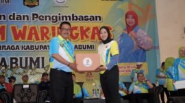 Bupati Sukabumi H. Asep Japar ikut berlatih Senam Waringkas bersama para guru olahraga di GOR Cisaat.