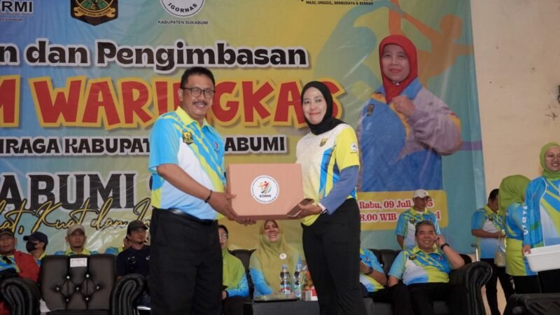 Bupati Sukabumi H. Asep Japar ikut berlatih Senam Waringkas bersama para guru olahraga di GOR Cisaat.