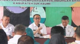 Sekda H. Ade Suryaman memimpin Rakor P2WKSS Kabupaten Sukabumi 2025 di Desa Gunung Guruh.