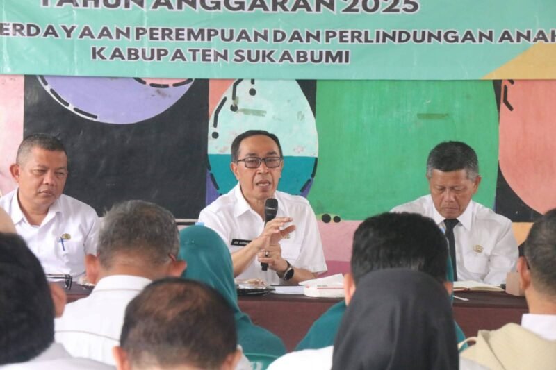 Sekda H. Ade Suryaman memimpin Rakor P2WKSS Kabupaten Sukabumi 2025 di Desa Gunung Guruh.