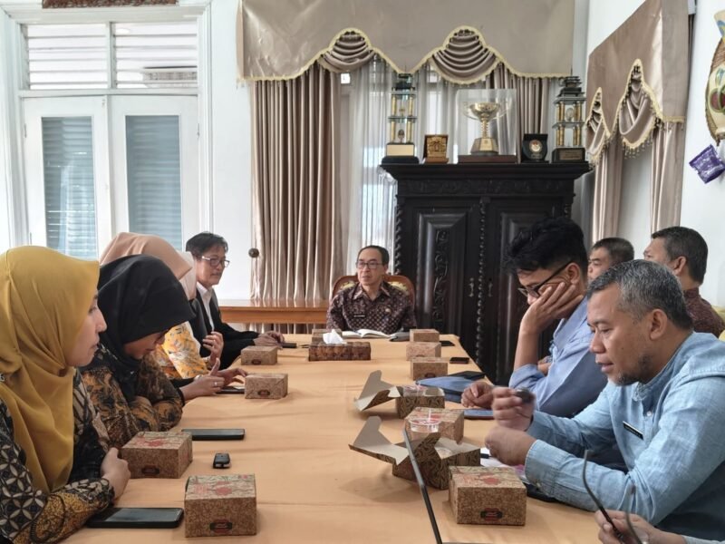 Sekda Ade Suryaman menerima kunjungan jajaran Politeknik Sukabumi untuk membahas Program Kuliah Gratis