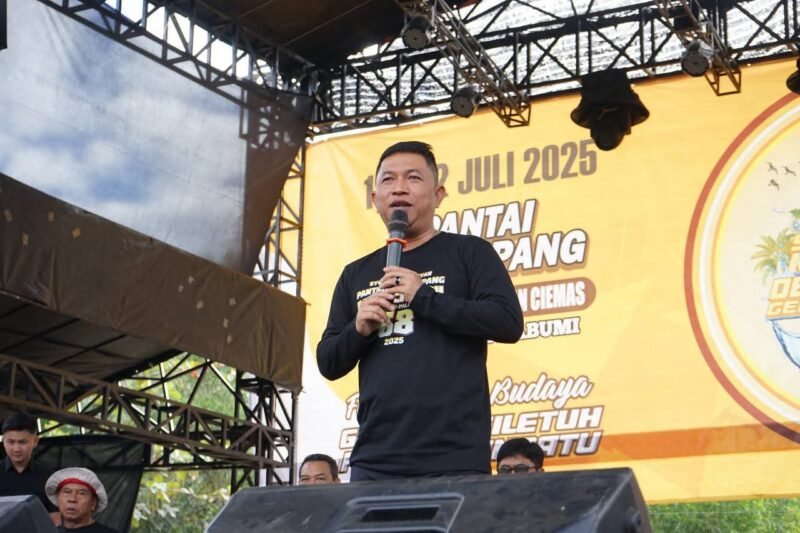 Wakil Bupati Sukabumi H. Andreas menghadiri Peringatan Hari Nelayan ke-68 di Desa Ciwaru, Kecamatan Ciemas.