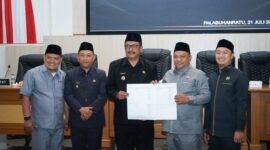 Bupati Sukabumi H. Asep Japar bersama Wakil Bupati menghadiri rapat paripurna DPRD dalam agenda pengesahan RPJMD 2025–2029.