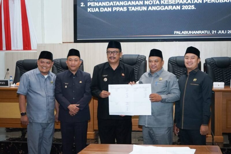 Bupati Sukabumi H. Asep Japar bersama Wakil Bupati menghadiri rapat paripurna DPRD dalam agenda pengesahan RPJMD 2025–2029.