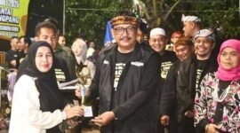 Bupati Sukabumi H. Asep Japar resmi menutup Syukuran Nelayan Ciwaru ke-68 di Pantai Palangpang, Kecamatan Ciemas.