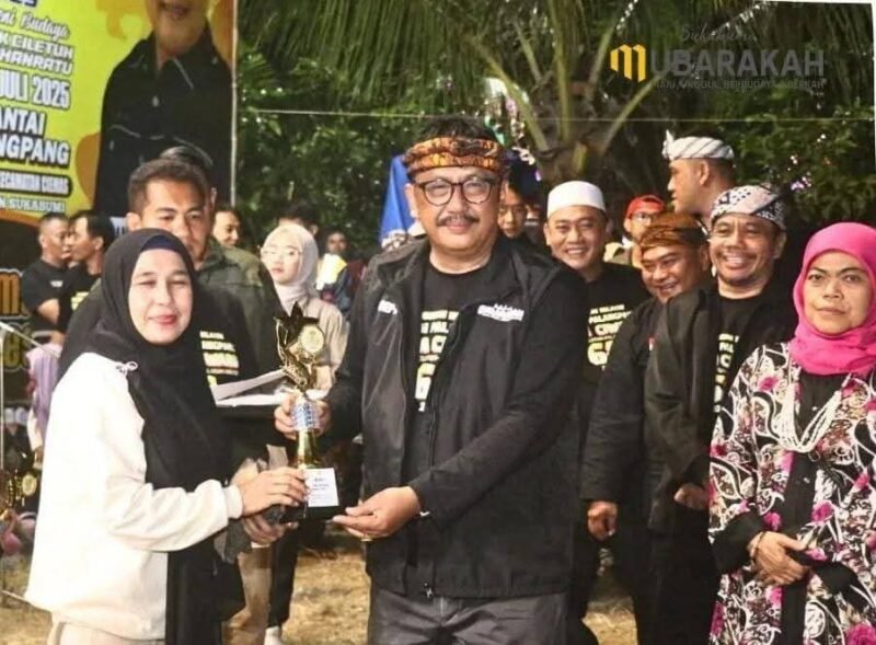 Bupati Sukabumi H. Asep Japar resmi menutup Syukuran Nelayan Ciwaru ke-68 di Pantai Palangpang, Kecamatan Ciemas.