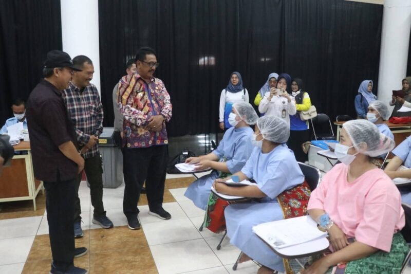Bupati Sukabumi H. Asep Japar memantau langsung pelayanan KB MOW dan MOP